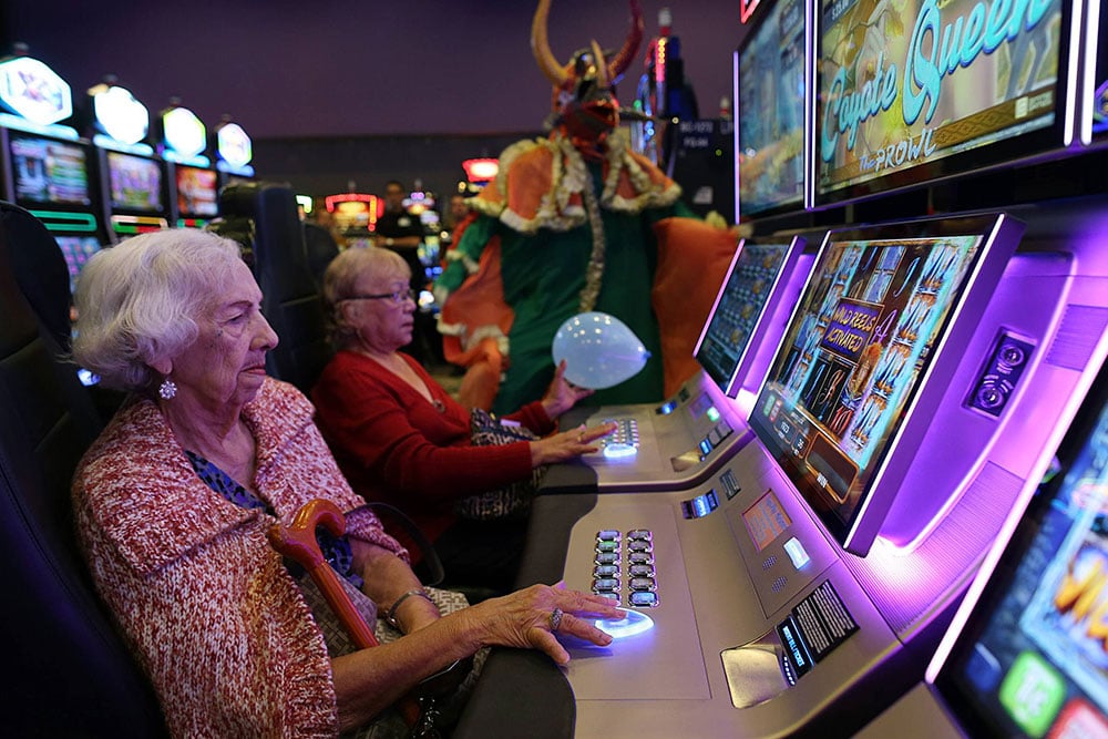 Señoras jugando en la máquina tragamonedas Novibet