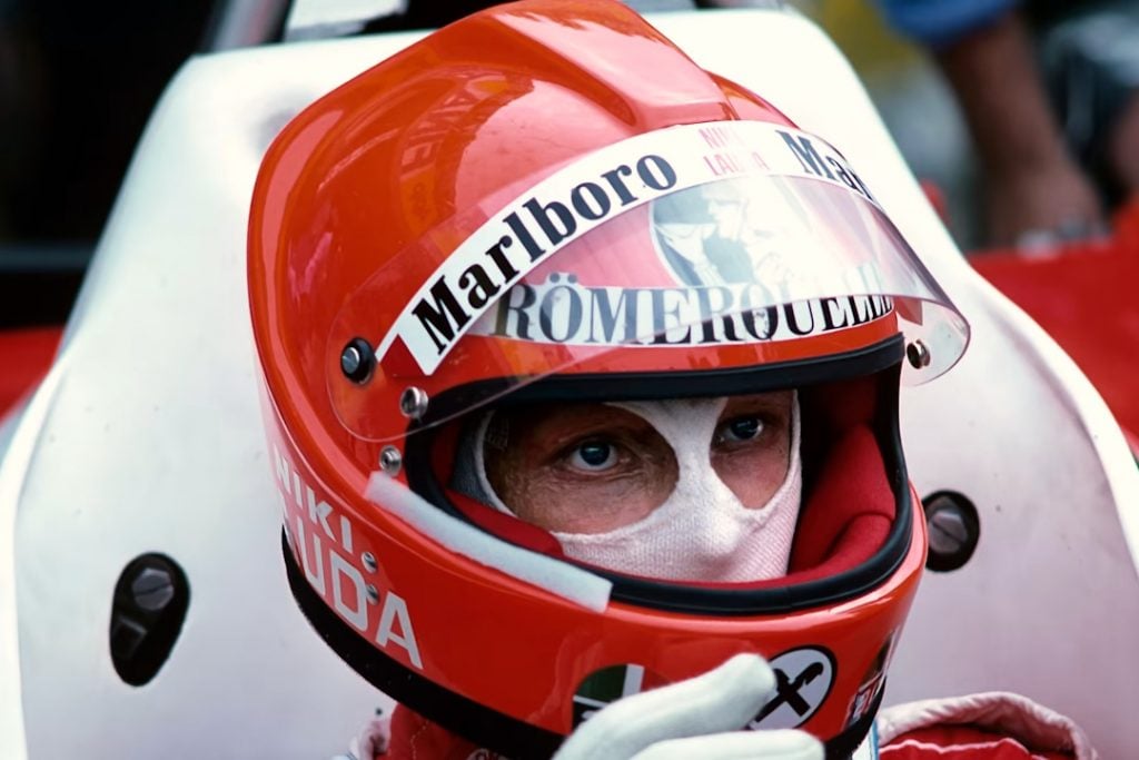 Niki Lauda con su casco de F1, uno de los mejores pilotos de Fórmula 1 de la historia
