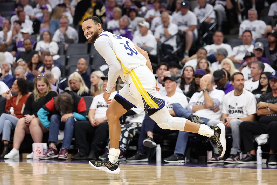 Foto de Stephen Curry en la cancha.