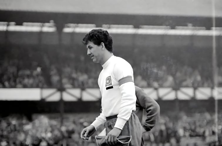 Leonel Sánchez, uno de los mejores futbolistas chilenos de todos los tiempos, en una foto blanco y negro