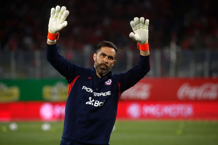 El guardameta Claudio Bravo también está en la lista de los mejores chilenos de la historia