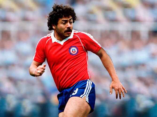 Carlos Caszely corriendo con la camiseta de La Roja