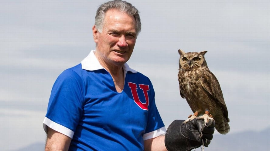La leyenda Alberto Quintano con una camiseta clásica de la U de Chile