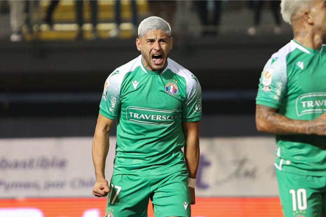 Jugador del Audax Italiano celebrando
