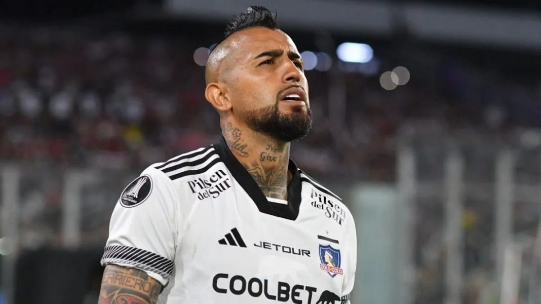 Arturo Vidal con la camiseta de Colo-Colo.