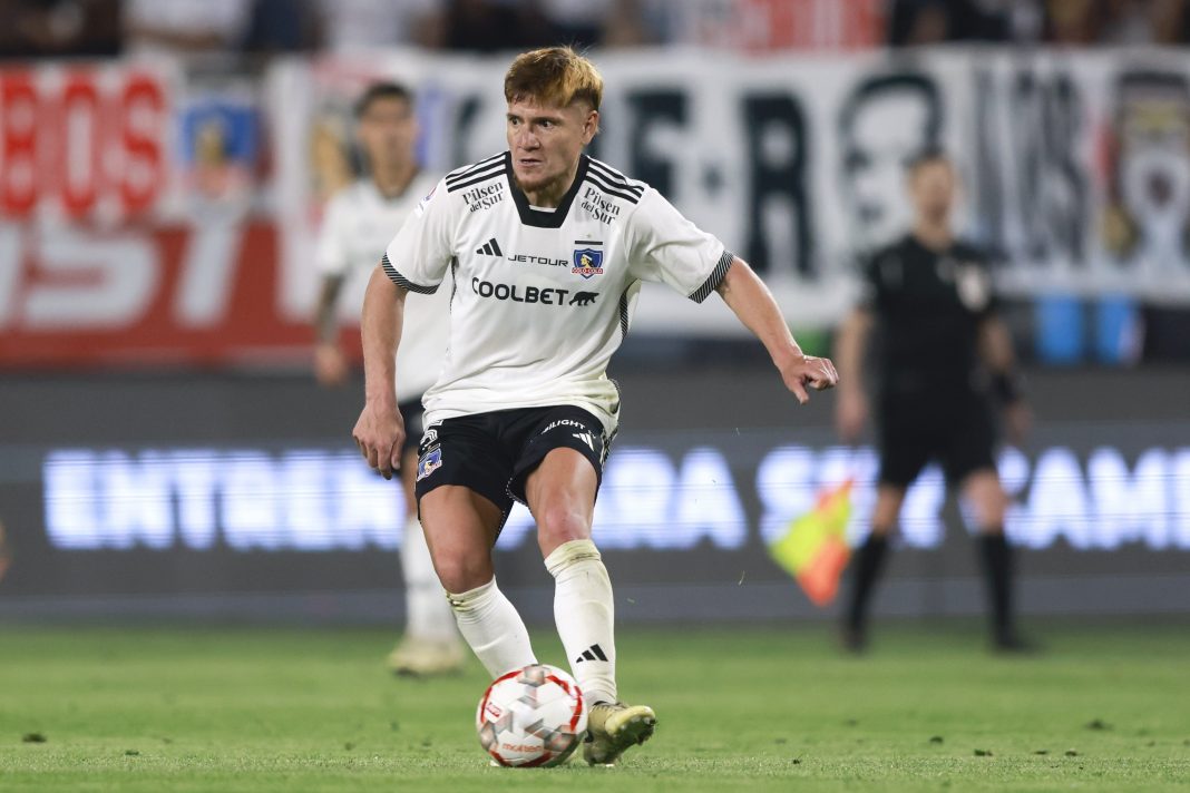 Jugador del Colo Colo en medio de un partido