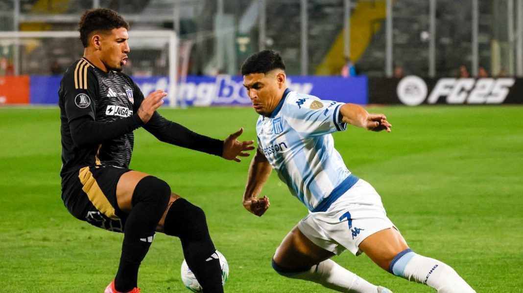 Jugadores de Colo Colo y Racing Club en un partido.