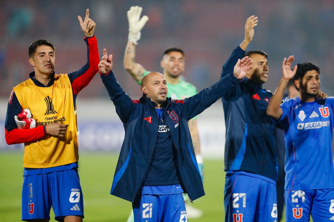 Jugadores de la U de Chile celebrando ante la hinchada