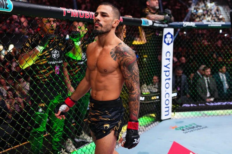 Alexandre Pantoja en el octagono antes de un combate.