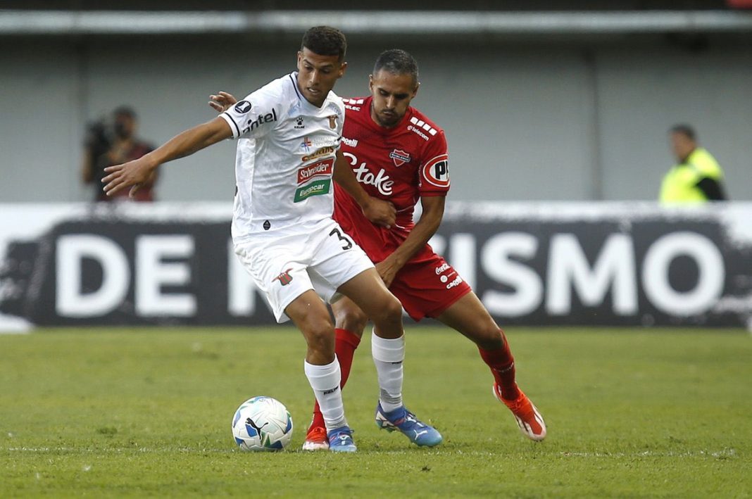 Ñublense en medio de un partido internacional