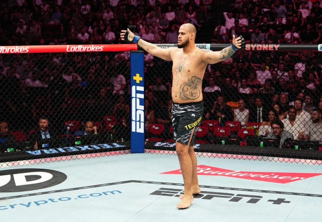 Tallison Teixeira celebrando una rápida victoria en la UFC