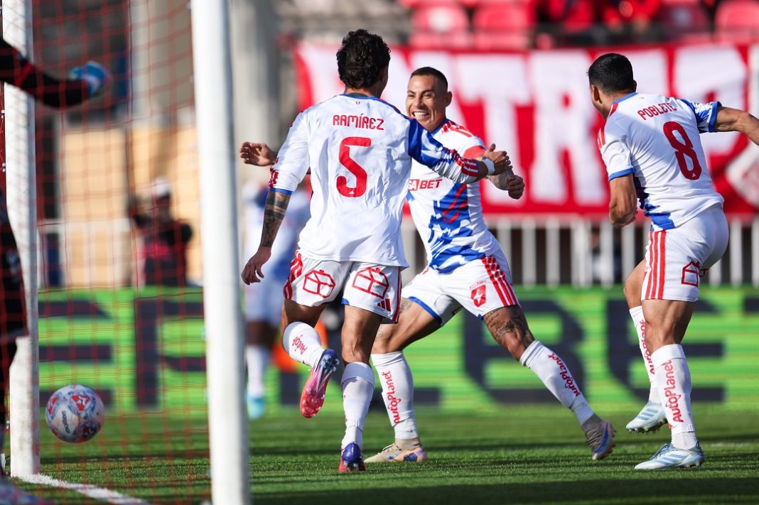 Jugadores de la U de Chile celebrando.