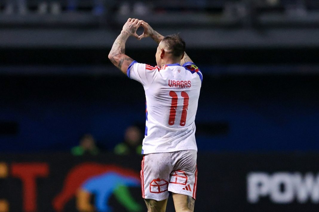 Eduardo Vargas celebrando con la afición.