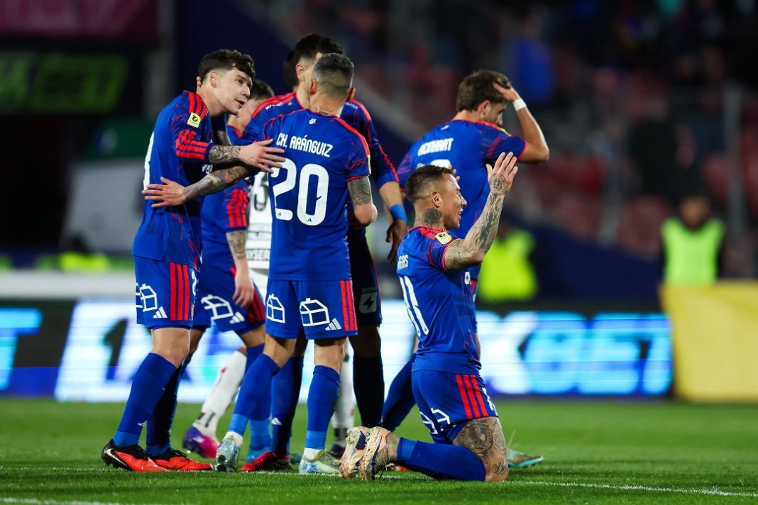 Eduardo Vargas y sus compañeros celebrando.